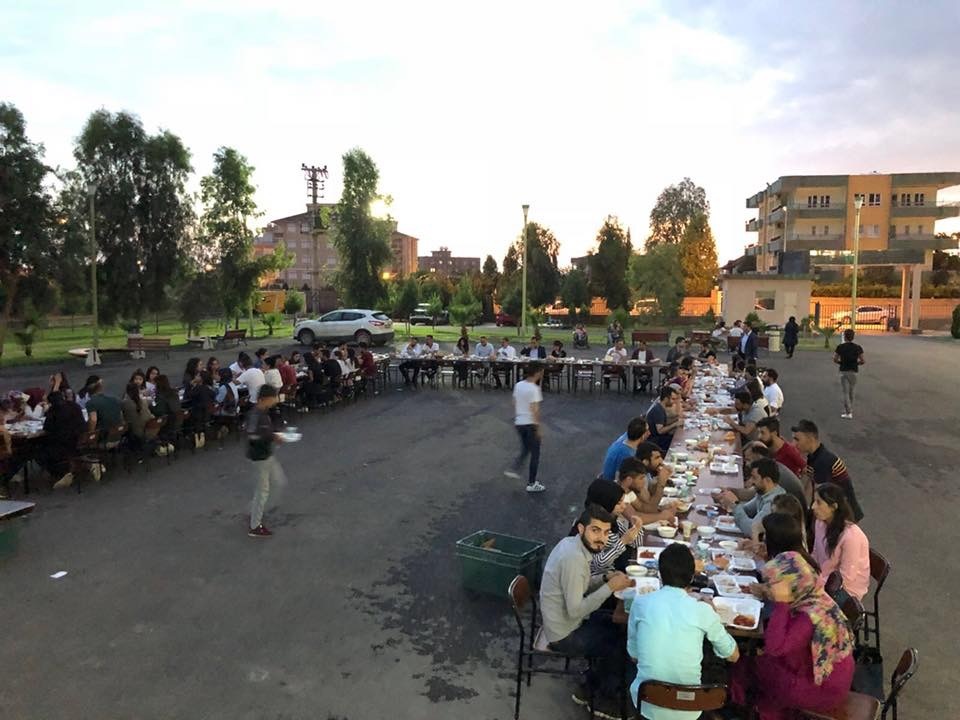 meslek-yuksekokulumuzda-ogrenciler-icin-iftar-yemegi-duzenlendi