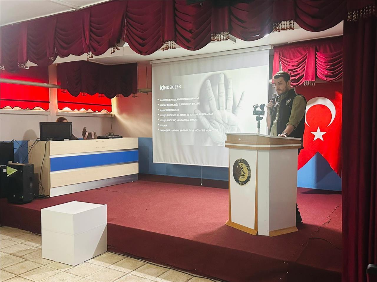 ogrencilerimize-yonelik-bagimliliga-dur-de-semineri-verildi