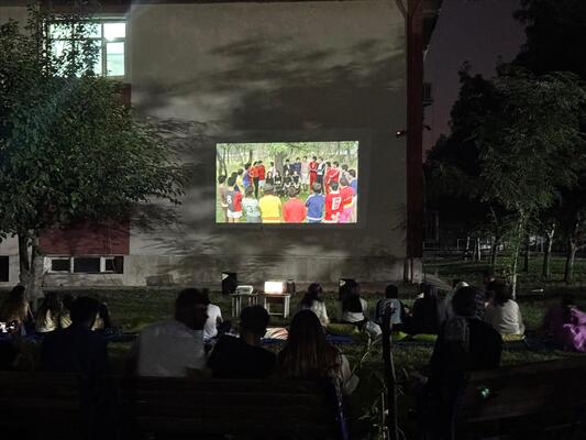 silopi-meslek-yuksekokulu-bahcesinde-yil-sonu-sinema-etkinligi-duzenlendi